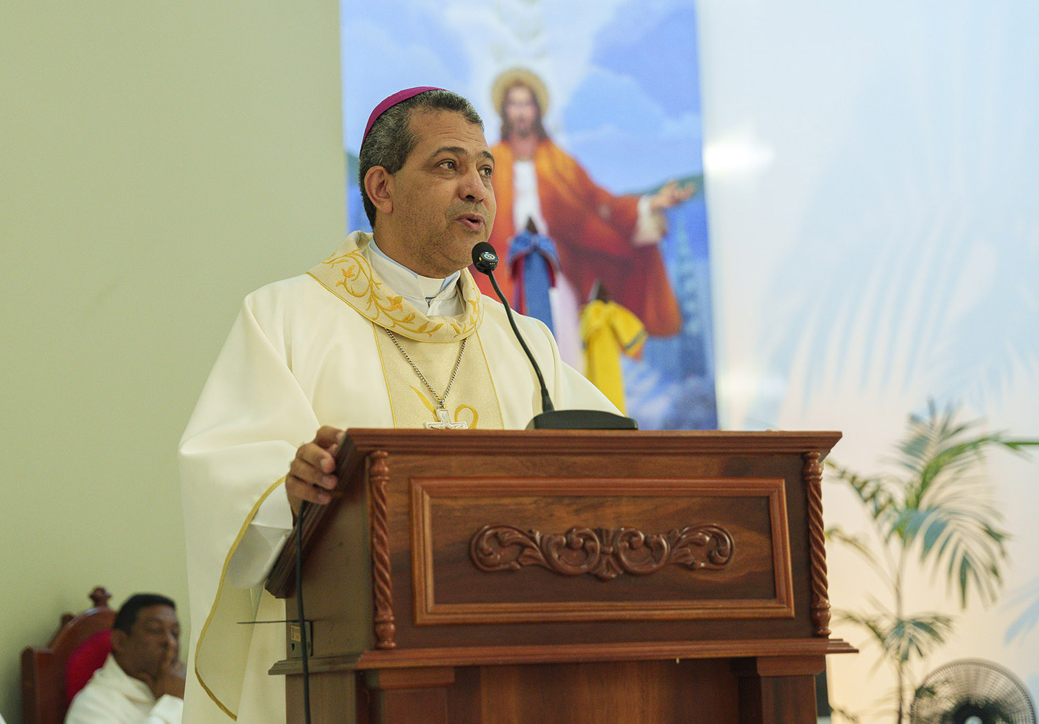Mons Carlos Tomas Morel Diplan rector de la UCATECI