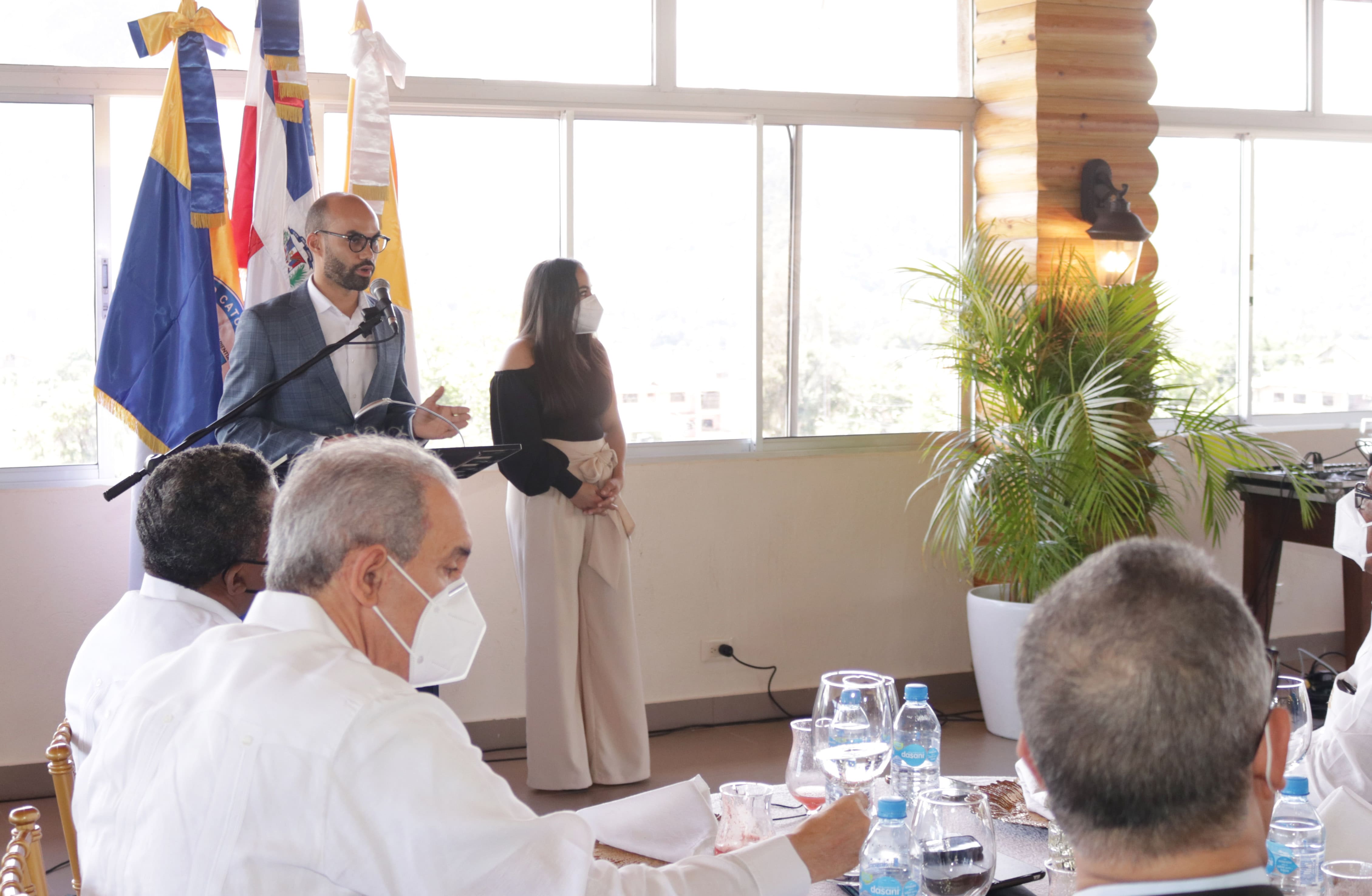 Dr Luis B Gmez Luciano Vicerrector de Investigacin y Posgrado y la Sra Niris Caba Consultora en Materia de Comunicacin y Asuntos Corp